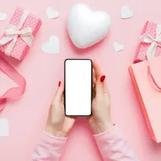 Różowe prezenty, serca i telefon. Pomyśl, co napisać dziewczynie, żeby się wzruszyła, a może to właśnie Ty dostaniesz taki zestaw?