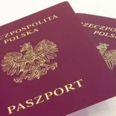 Dwa polskie paszporty. Planujesz podróż do Dubaju? Sprawdź, ile musi być ważny paszport do Dubaju, by wyjazd był udany.
