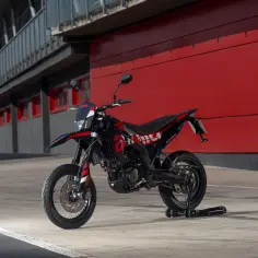 Czarny motocykl Aprilia SX 125 na torze. Poznaj aprilia sx 125 dane techniczne i poczuj moc!