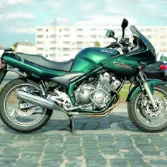 Zielony motocykl Yamaha XJ 600 Diversion na bruku. Dane techniczne tego modelu są imponujące.