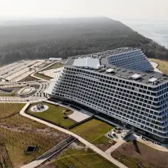 Nowy hotel Gołębiewski w Pobierowie z lotu ptaka, z widokiem na morze i las.