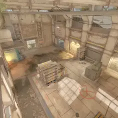 Wnętrze magazynu z gry CS GO Cache. Skrzynie, beczki i sprzęt wojskowy czekają na akcję.