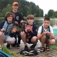 Na ile wędek można łowić z dzieckiem? Odkryj zasady wędkowania w Polsce