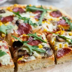 Pyszna pizza domowa na grubym cieście. Prosty przepis krok po kroku