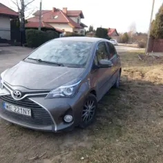 Szary Toyota Yaris z tablicą WE 221NY zaparkowany na poboczu. Może czeka na ufg kary?