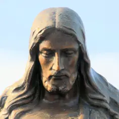 Brązowy posąg Jezusa z długimi włosami i brodą, przypominający o tym, w jakim języku mówił Jezus.