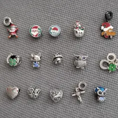 Kolekcja świątecznych i zimowych charmsów, w tym Mikołaj, bałwanek i renifer. Czy charms Apart pasuje do Pandory?