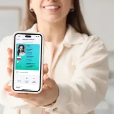 Na ekranie telefonu widać legitymację studencką. Numer albumu, czyli numer legitymacji studenckiej, ma 6 cyfr: 345678.