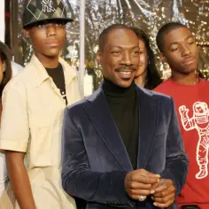 Eddie Murphy z dziećmi na premierze.