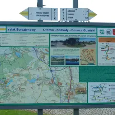 Mapa szlaku Bursztynowego z zaznaczonymi trasami, atrakcjami i odległościami. Widoczna rekonstrukcja faktori handlowej z okresu wpływów rzymskich.