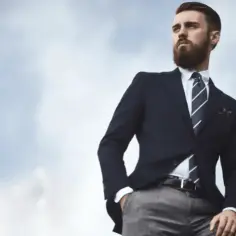 Jakie spodnie do granatowej marynarki na wesele, aby wyglądać elegancko?