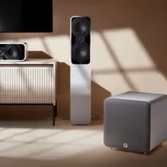 Nowoczesne głośniki i subwoofer w salonie. Jak wybrać głośniki instalacyjne do swojego domu?