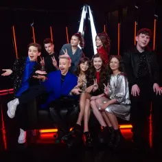 Uczestnicy The Voice Kids pozują na scenie. Kto wygrał The Voice Kids? Zwycięzca jest wśród nich!