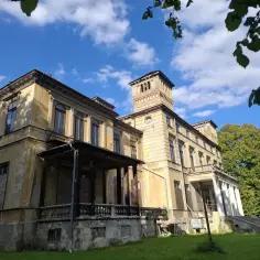 Pałac Potockich w Krzeszowicach: Historia, architektura i tajemnice