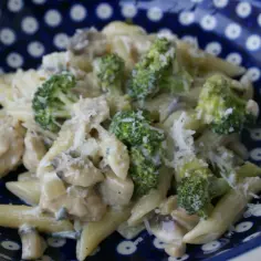 Penne z pieczarkami w sosie śmietanowym - prosty przepis na smaczne danie