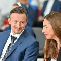Justyna Kowalczyk i Maciej Kurzajewski w rozmowie. Ich wspólna historia budzi zainteresowanie, podobnie jak ta fotografia.