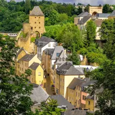 Malownicze miasteczko z wieżą obronną, położone w kraju, który graniczy z Francją, Niemcami i Belgią.