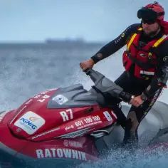 Ratownik wodny na skuterze wodnym podczas ćwiczeń. W akcji, gotowy do pomocy.