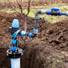 Instalacja wodna z pompą i rurą PE do pompy głębinowej, gotowa do pracy w ogrodzie.