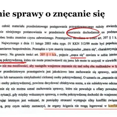 Czerwony pinezka, tekst prawniczy z podkreśleniami i wykrzyknikami, nazwisko adwokata.