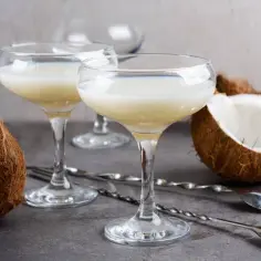 Najlepsze drinki z likierem kokosowym, które musisz spróbować tej wiosny