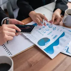 Analiza wykresów i danych na smartfonie i papierze. Zastanawiamy się, co to PKB i jak wpływa na nasze finanse.
