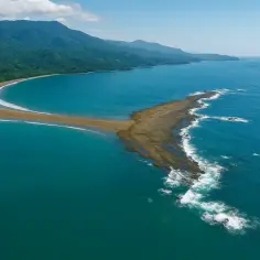 Piękna plaża w kształcie ogona wieloryba, otoczona turkusową wodą i bujną zielenią. Czy Costa Rica jest bezpieczna? Tak, to raj dla podróżników!