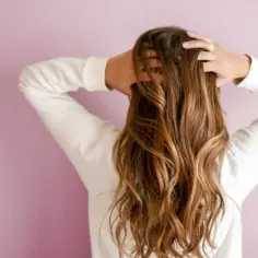 Dlaczego włosy błyszczą? Sekrety połysku i jak go osiągnąć naturalnie