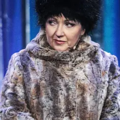 Agnieszka Litwin z Kabaretu Jurki w futrzanej stylizacji, z czarną, puszystą czapką na głowie, wygląda jak królowa zimy.