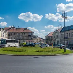Rondo z samochodami i autobusem w słoneczny dzień. Radom znajduje się w województwie mazowieckim.