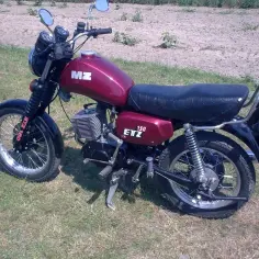 Czerwony MZ ETZ 150, klasyk z lat 80. Idealny do poznawania jego mz etz 125 dane techniczne.
