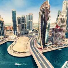 Dubajskie drapacze chmur nad kanałem. Czy do Dubaju potrzebny jest paszport? Tak, do wjazdu do ZEA wymagany jest paszport.
