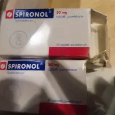 Dwa opakowania leku SPIRONOL 50 mg, zawierające po 30 tabletek powlekanych.
