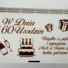 Grafika z napisem "W Dniu 60 Urodzin", tortem, butelką szampana i prezentami.