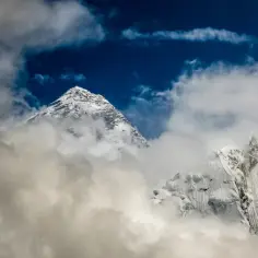 Szczyt Mount Everest wyłania się z chmur. Czy wiesz, ile metrów ma Mount Everest? To 8848,86 m n.p.m.