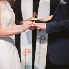 Para ślubna wymienia obrączki podczas ceremonii kościelnej. To piękny moment, który może przeżyć każde pokolenie.