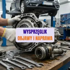 Mechanik trzyma skrzynię biegów, obok leży wysprzęglik. Na stole klucze.