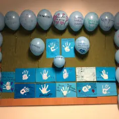 Niebieskie balony z napisami "Mam prawo do..." i rysunkami dłoni na niebieskich kartkach. Obchody międzynarodowego dnia praw dziecka.
