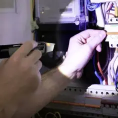 Próbnik prądu: Jak bezpiecznie sprawdzić instalację elektryczną?