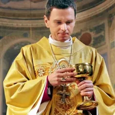 Ile zarabia biskup w Polsce? Zaskakujące fakty o ich pensjach