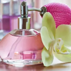 Perfumy na skórę czy ubranie – co wybrać dla dłuższego zapachu?