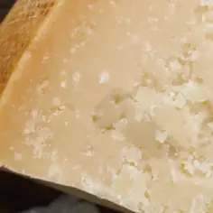 Gdzie kupić ser parmezan? Sprawdzone miejsca i porady zakupowe