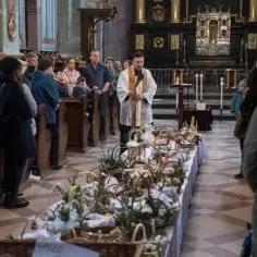 Kiedy święci się wodę w kościele i jakie ma to znaczenie?