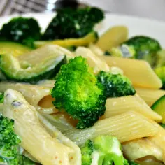 Pyszny makaron penne z sosem serowym w 15 minut - proste przepisy