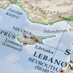 Mapa pokazuje, gdzie leży Cypr, między Turcją a Syrią, z zaznaczonymi Nikozją, Limassolem i Larnaką.
