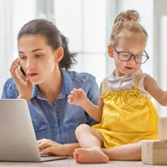 Czy na urlopie wychowawczym można pracować na umowę zlecenie bez obaw?