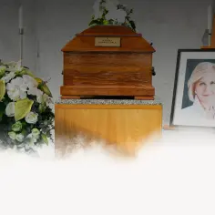 Urzna drewniana, portret Zofii Kowalskiej, kwiaty. Dowiedz się, ile kosztuje kremacja zwłok w Krakowie.