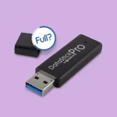 Czarny pendrive "DataStick Pro" z odłączoną zatyczką i napisem "Full?". Dowiedz się, jak przegrać z pendriva na komputer.