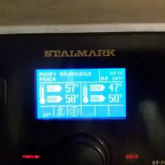 Wyświetlacz pieca Stalmark z temperaturami CO i CWU, wskazaniami pracy pomp oraz datą i godziną.