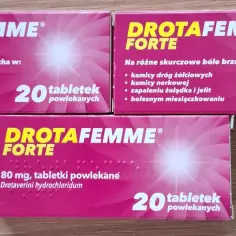 Trzy opakowania leku DROTAFEMME FORTE, po 20 tabletek każde, na skurczowe bóle brzucha.